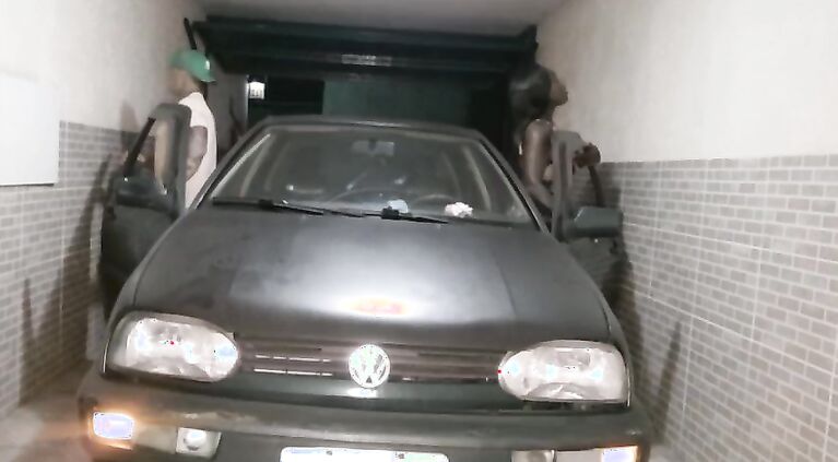 Fudendo no capu do carro