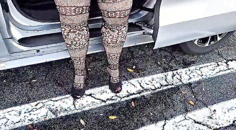 Big ass Pawg Milf walked out of the church and started peeing publicly - BBW SSBBW, thick ass, big fat ass, pissing, fat girl