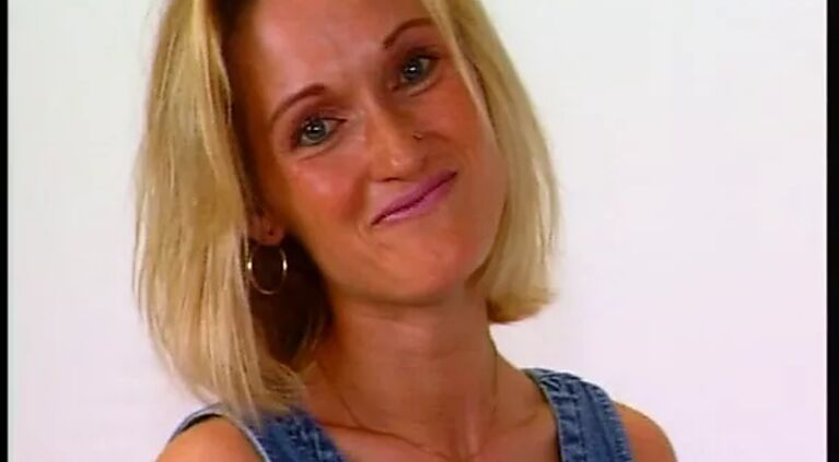 Blonde Notgeile Fotze das erste mal vor der Kamera