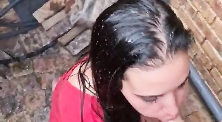 Slutty girl gets a piss facial and gives a blowjob in the alley