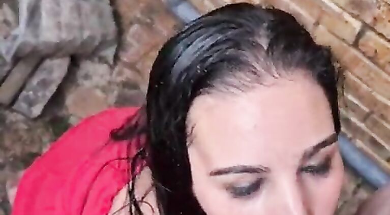 Slutty girl gets a piss facial and gives a blowjob in the alley