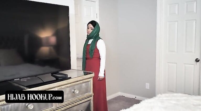 Hijab Beauty Goldie Glock Wants Some Sexy Lingerie