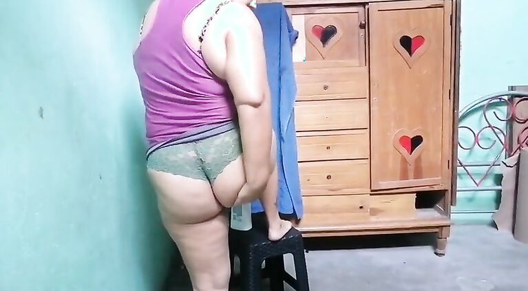 I see my stepmom with that big ass that makes my dick stand up