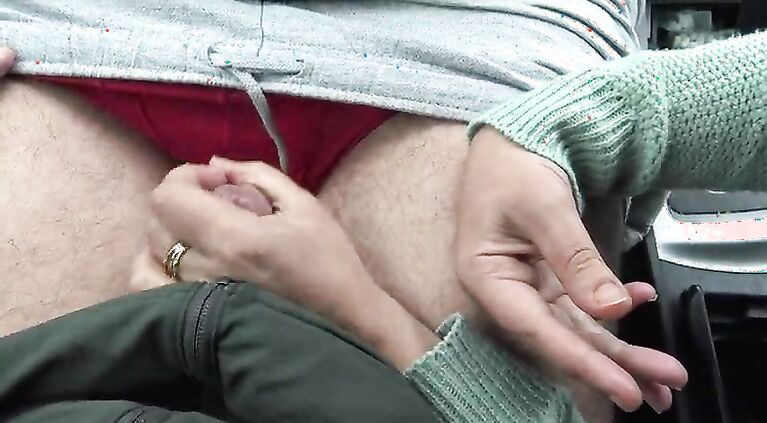 Une fille Algerienne a des relations sexuelles avec un homme plus age dans sa voiture dans une banlieue de Marseille