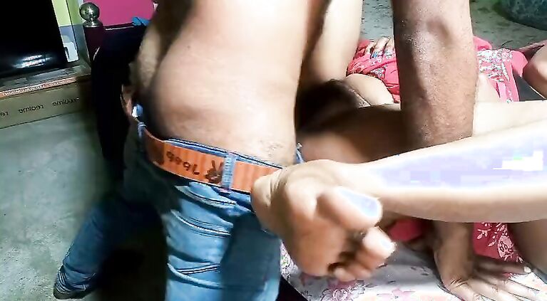 Train Line par Mili Ladki Ko Ghar Lakr Chuda - Bengali Girl xxx Fucking