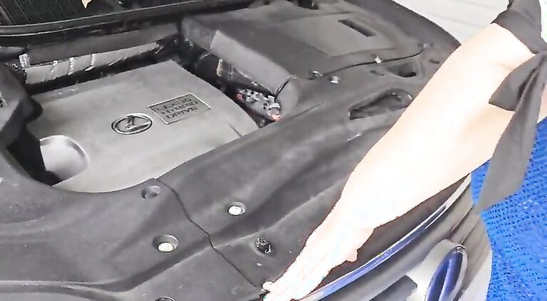 Big ass cheating wife seduces mechanic and gives him blowjob as payment for repair