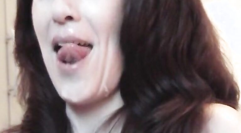 Big cock cums on mature Jessy’s face and mouth